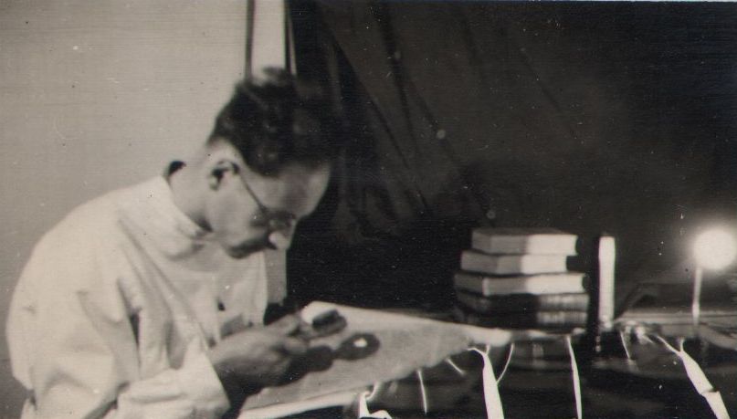 Nowogrodziec - L. Piątkowski przy studiowaniu dokumentów znalezionych w klasztorze