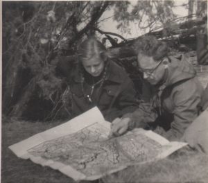 Leon Piątkowski uczy posługiwania się mapą